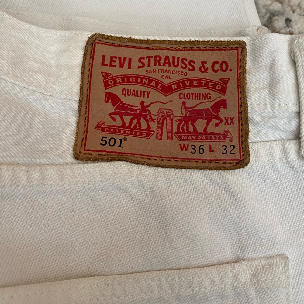 White Levi jeans